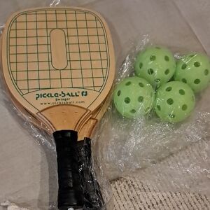 Paddle Set with Green Balls